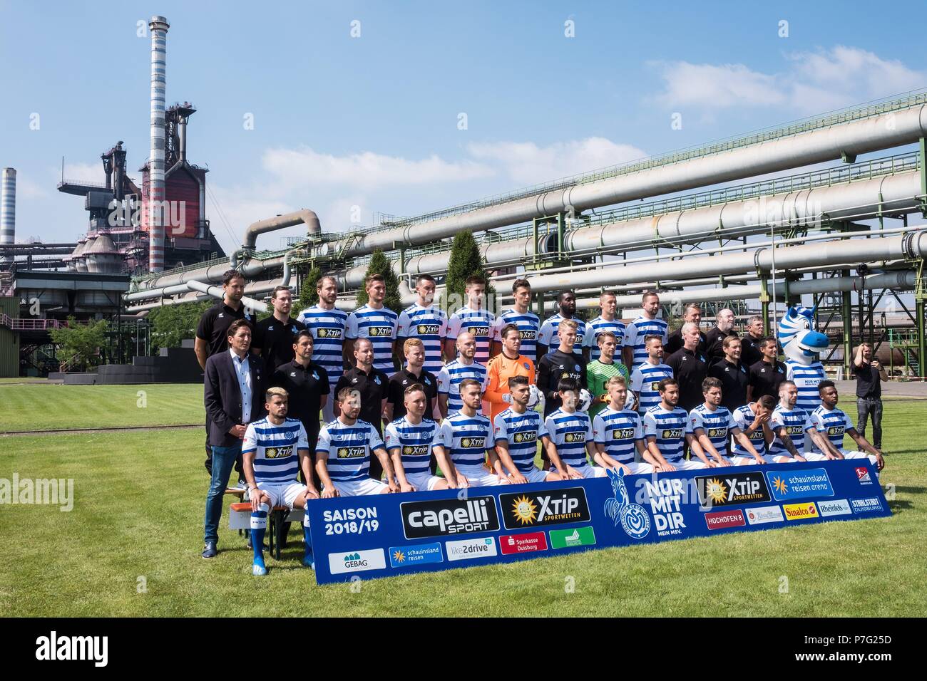 Duisburg, Deutschland. 06 Luglio, 2018. firo: 06.07.2018, calcio, 2.Bundesliga, stagione 2018/2019, MSV Duisburg, sessione fotografica, ritratto, team, team Teasmfoto, foto del team, thyssenkrupp Steel Europe AG, altoforno 8, vor teamfoto Industriekulisse | Utilizzo di credito in tutto il mondo: dpa/Alamy Live News Foto Stock