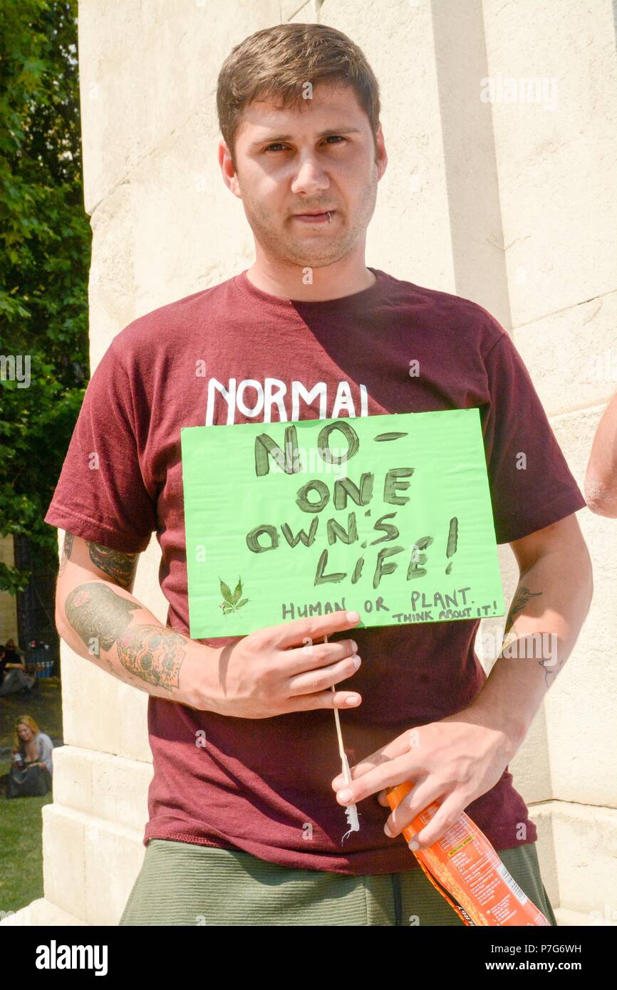 Londra, Regno Unito. 6 luglio 2018. , La cannabis per uso medico sostenitori , invitando a sostenere una seconda lettura di MP Paul Flynn bill di legalizzare l'uso medico della cannabis . il disegno di legge è stato rinviato , in modo sfidando i deputati hanno preso la protesta è un po' più a Downing street . Un uomo è stato arrestato per aggressione durante un alterco con membri oltre la vendita del finto olio di cannabis. Credito: Philip Robins/Alamy Live News Foto Stock