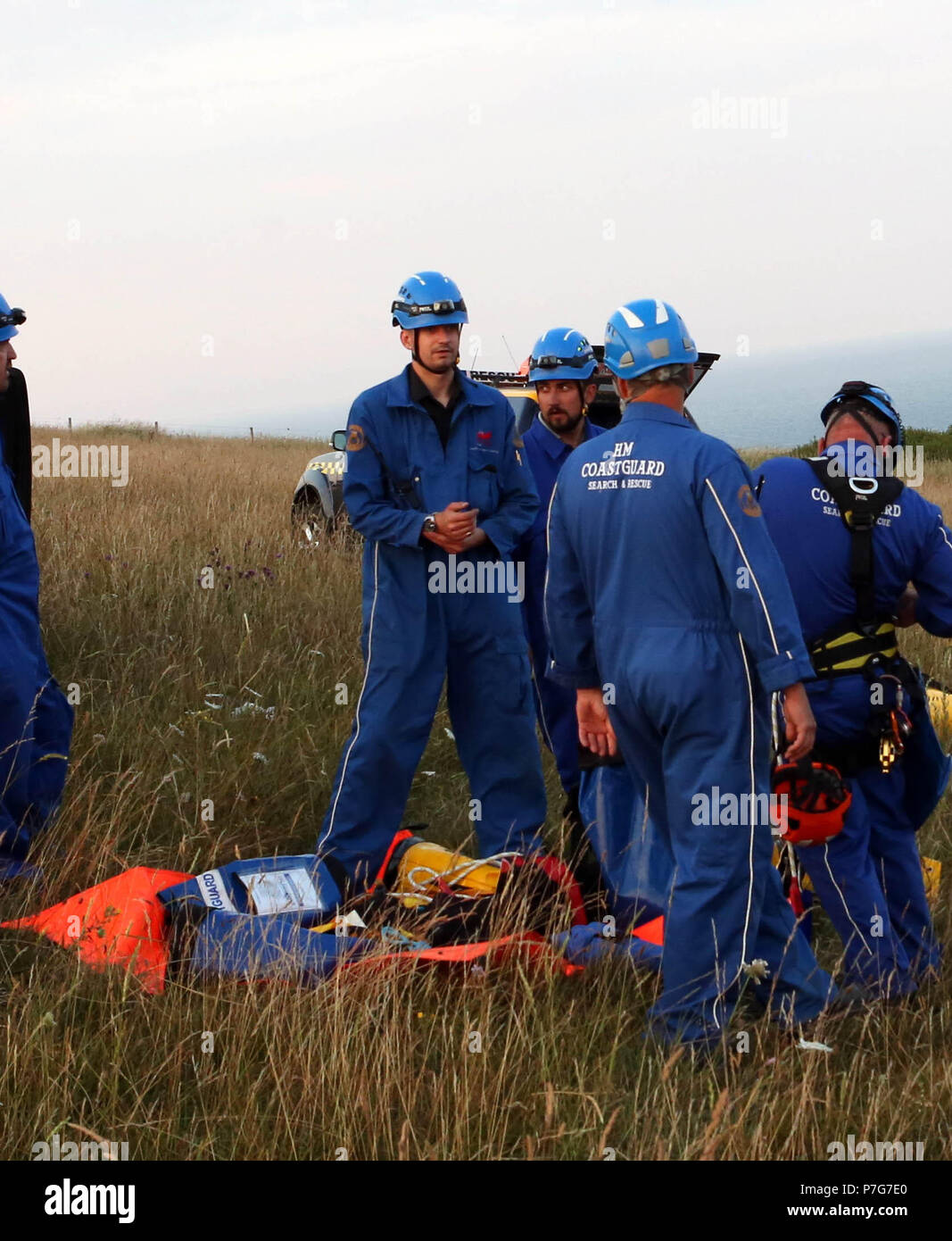 Sandown Isle of Wight Giovedì 5 Luglio 2018 Due salvato dalla faccia di un 104 metri di scogliera sull'Isola di Wight che coinvolge quaranta membri dell'Isola di Wight servizio di emergenza due imbarcazioni di salvataggio e un'ambulanza attivato le loro lingue e gli ha dato il pensiero di uccelli ed è stato bello ridere dopo il salvataggio il costo di funzionamento in eccesso di 5.000 libbre. L'incidente ha iniziato a circa 19:45 con il lancio di Bembridge scialuppa di salvataggio. Ventnor Coastguard Rescue Team hanno aderito i colleghi di Bembridge alla sommità di Culver, dove si stanno preparando per abbassare una scogliera uomo oltre il bordo. Ulteriori info Foto Stock