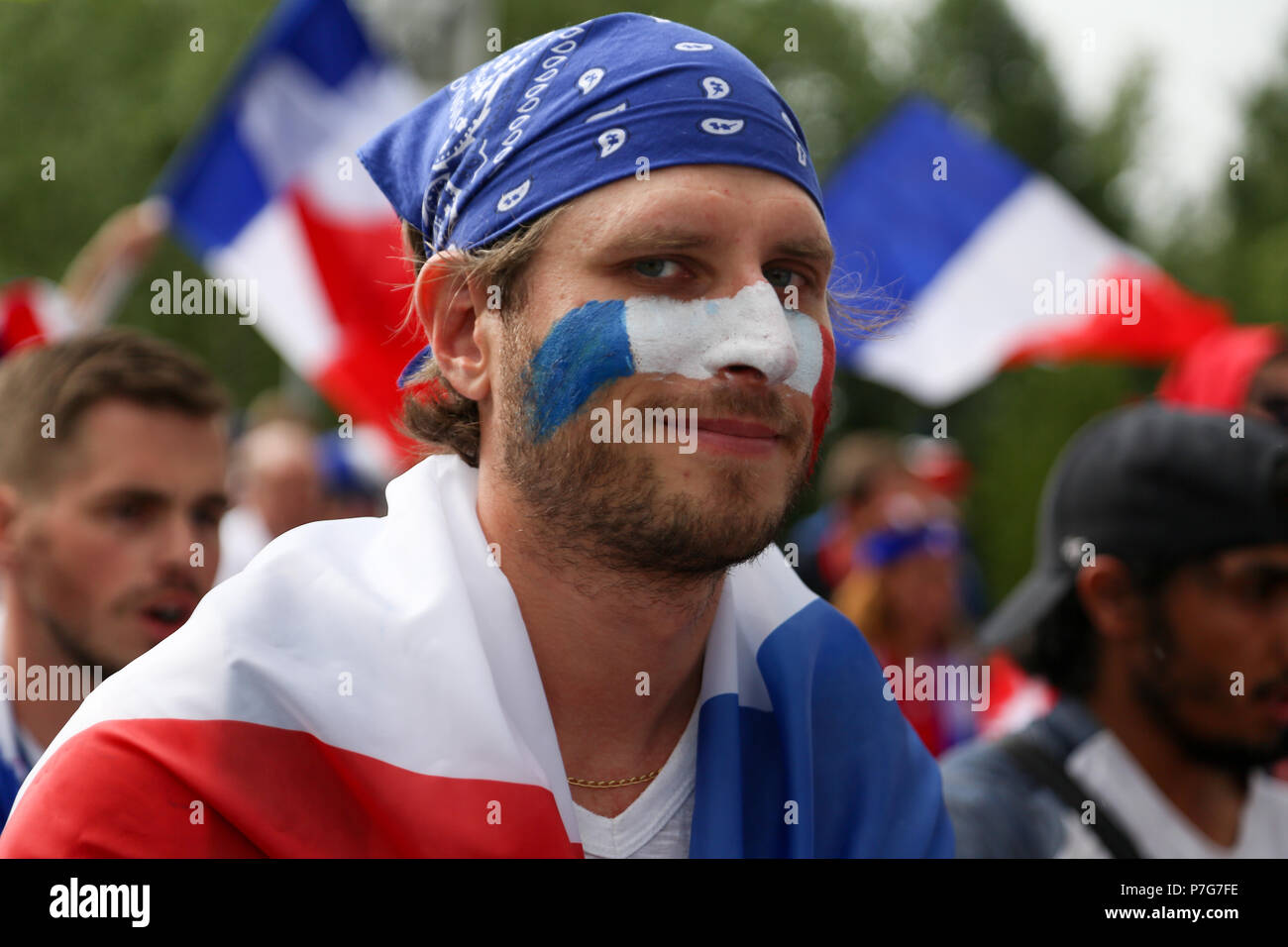 Nizhny Novgorod, Russia. 6 luglio 2018. Calcio francese visto della ventola durante la partita. Il francese gli appassionati di calcio di celebrare la loro squadra nazionale di calcio la vittoria su uruguay durante il quarterfinal match della Russia 2018 Coppa del Mondo di calcio. Credito: SOPA Immagini limitata/Alamy Live News Foto Stock