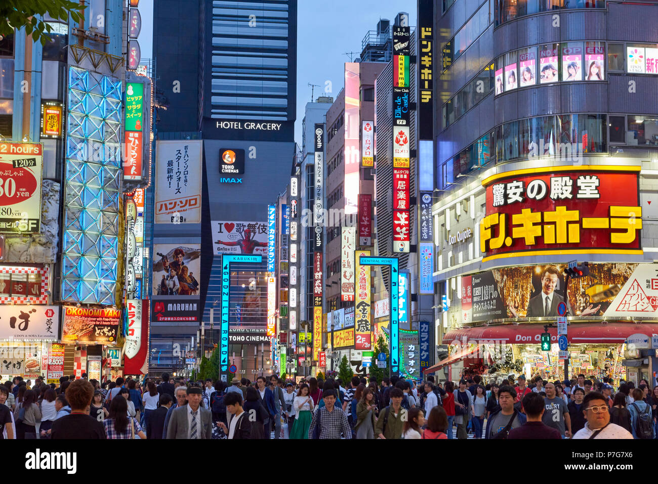 Night Shot di strada trafficata nell'area di Shinjuku, Tokyo centrale, Giappone. Foto Stock