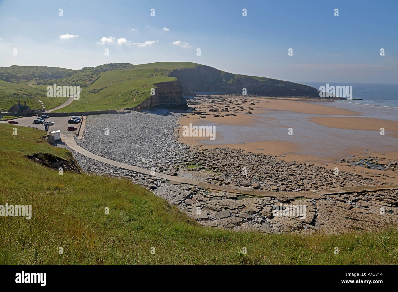 Dunraven bay o Southerndown baia vicino a Bridgend con la sua riva di ghiaia e alte scogliere con ampi passaggi pedonali e un giardino murato a camminare intorno. Foto Stock