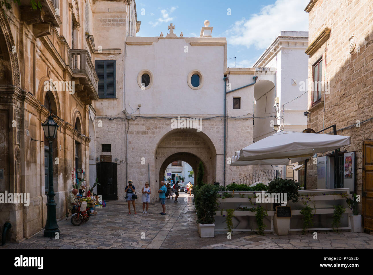 POLIGNANO A MARE, Italia - 11 agosto 2017 - La famosa città sul mare in provincia di Bari, Italia meridionale, regione Puglia. Il borgo sorge su sperone roccioso uovere Foto Stock