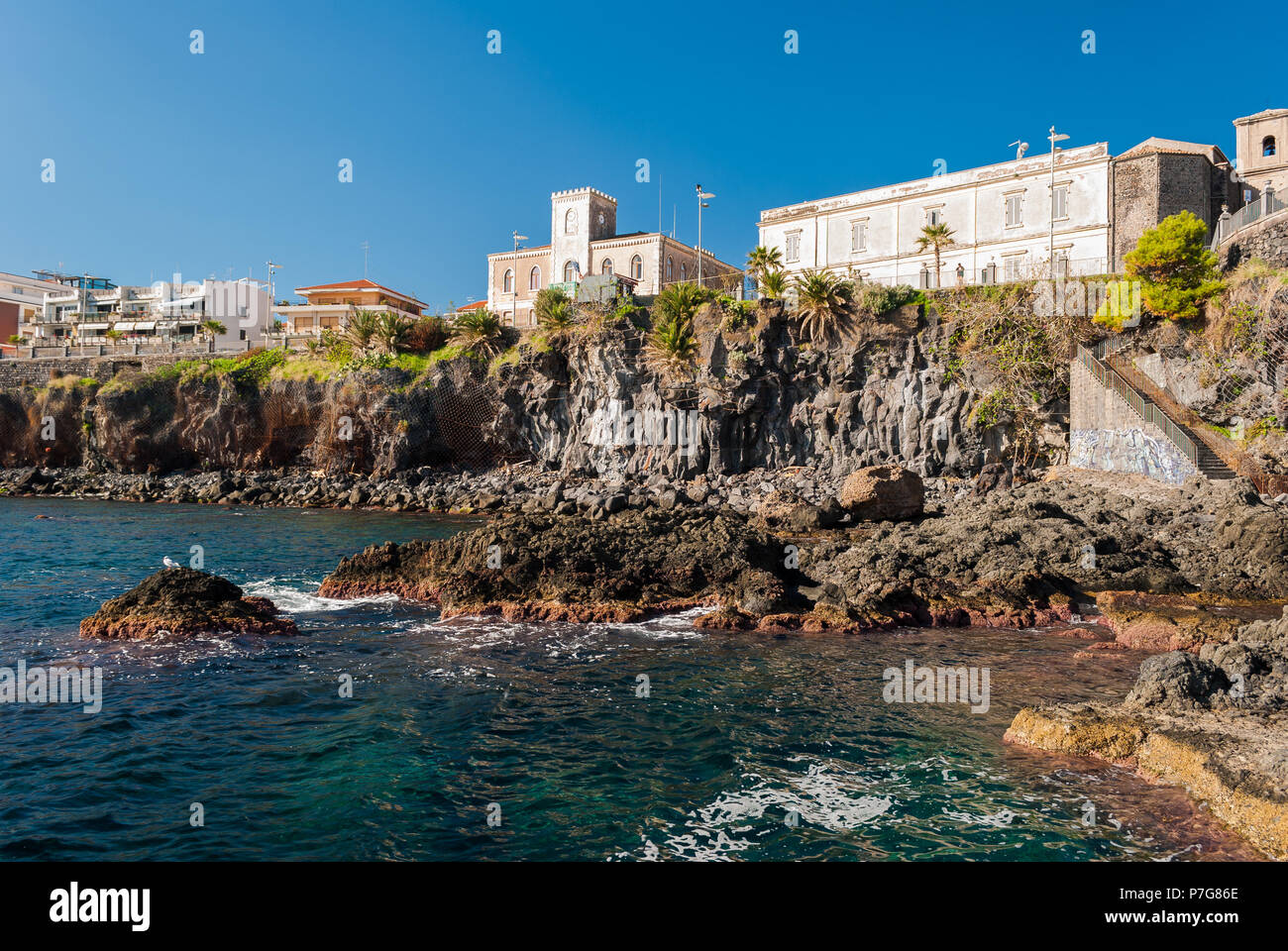Costa rocciosa con cuscini tipici lava nel comune di Aci Castello, in Sicilia Foto Stock