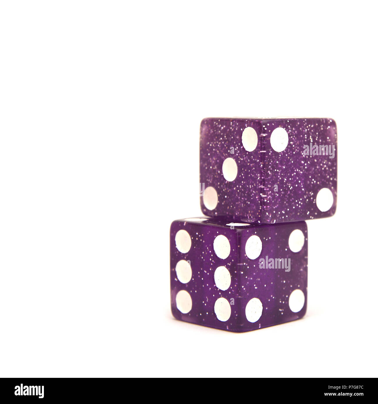 Una coppia di purple casino dadi isolato su bianco Foto Stock