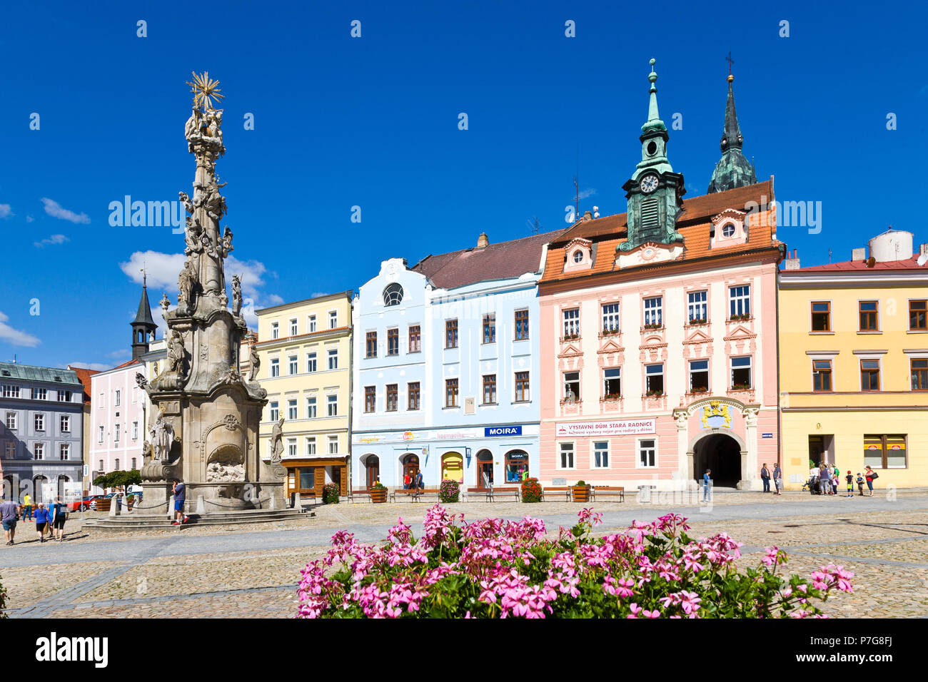 Sloup Nejsvetejsi Trojice un radnice, Namesti Miru, Jindrichuv Hradec, Jizni Cechy, Ceska republika / Colonna della Santa Trinità, il municipio, la città Jindrichuv hr Foto Stock