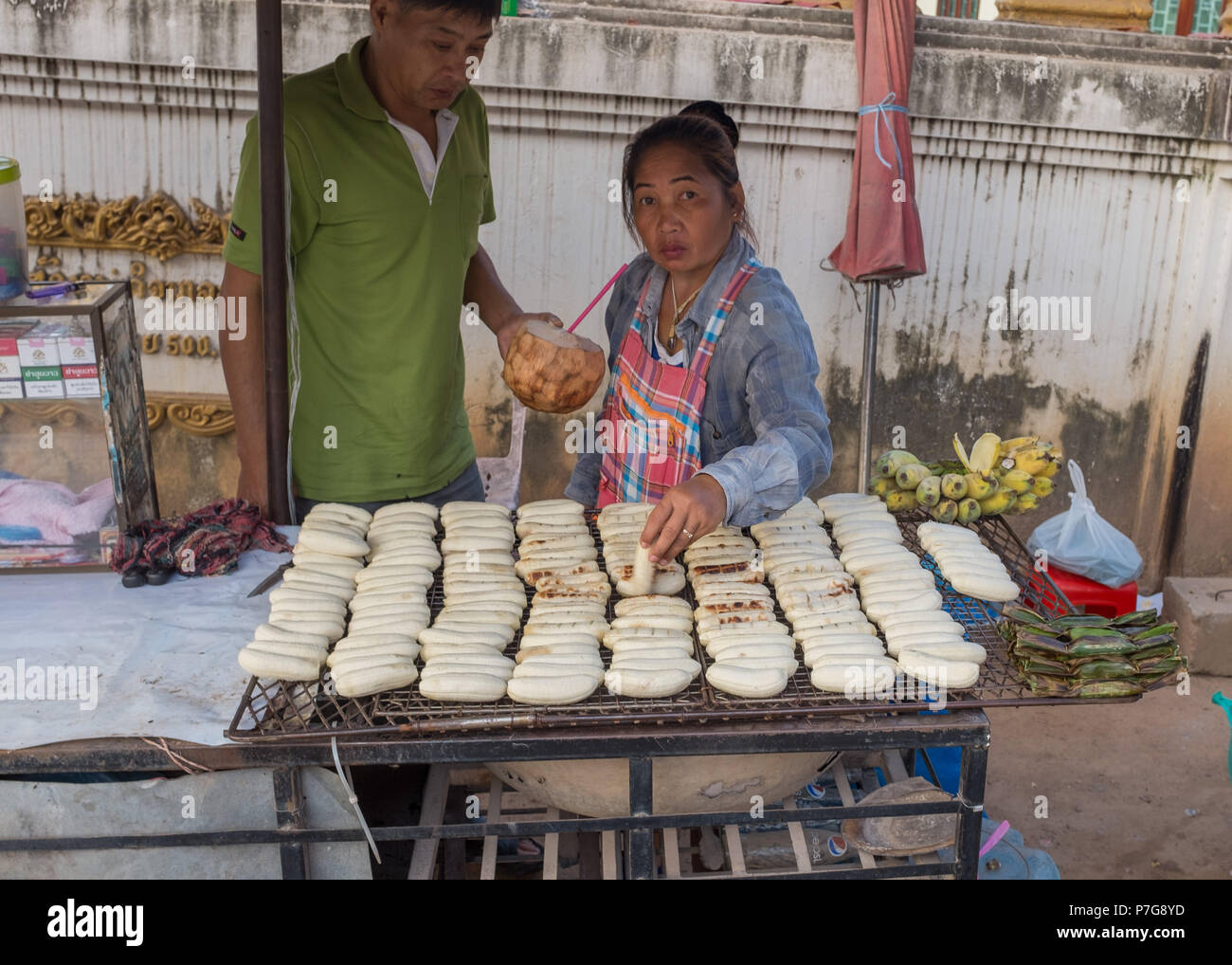 Donna vendita di banane alla griglia su strada, Vientiane, Laos, Asia. Foto Stock