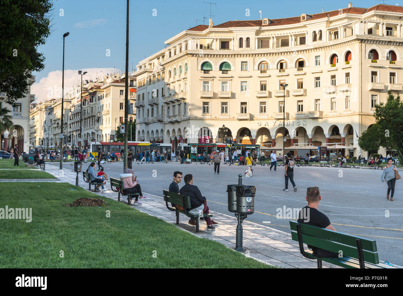 Presto la sera in Piazza Aristotelous nel centro di Salonicco, Macedonia, Grecia settentrionale Foto Stock