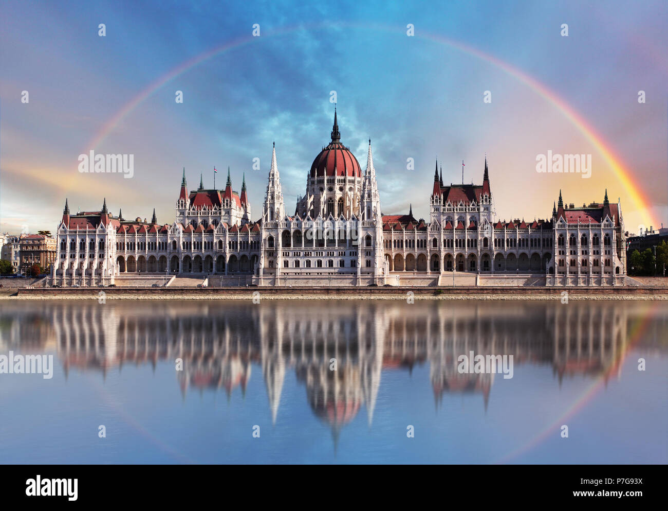 Budapest - Il Parlamento.con la riflessione nel Danubio Foto Stock