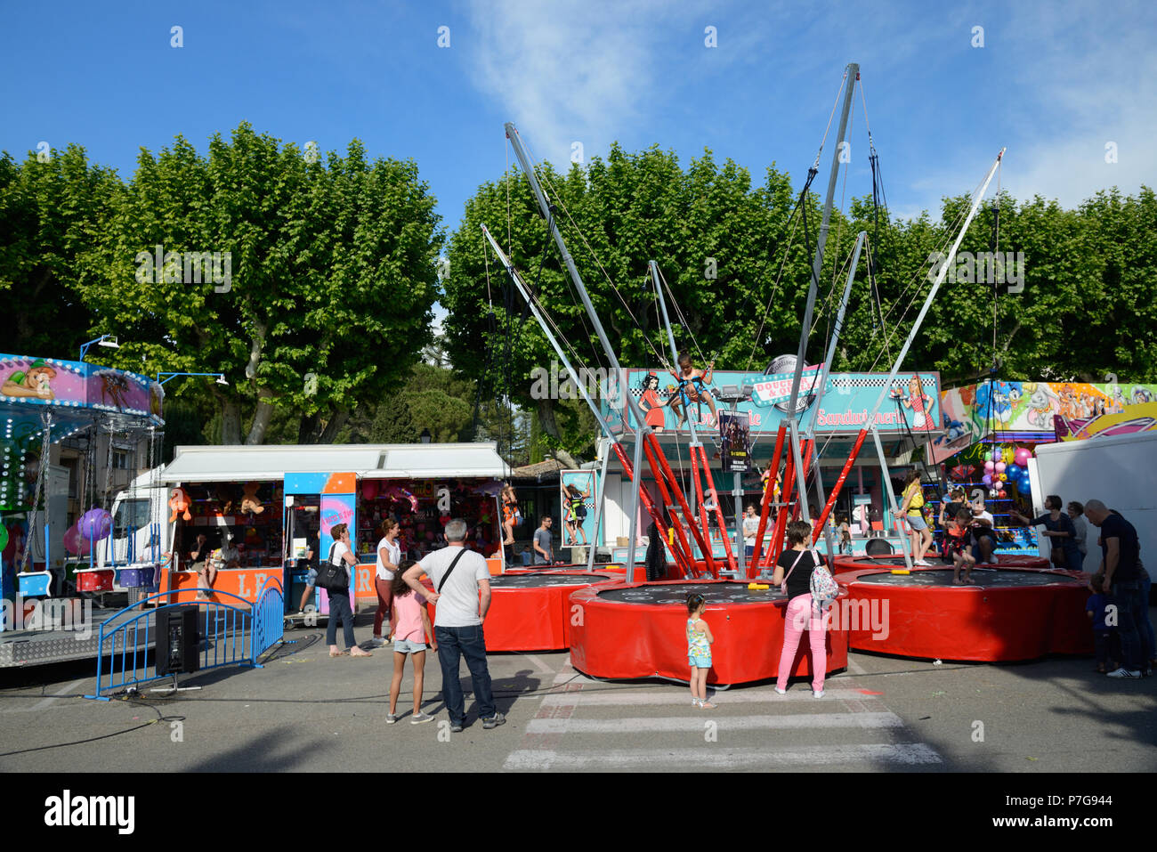 Fiera del divertimento e trampolino elastico o il bungee trampolino elettrico Vaison-la-Romaine Francia Foto Stock