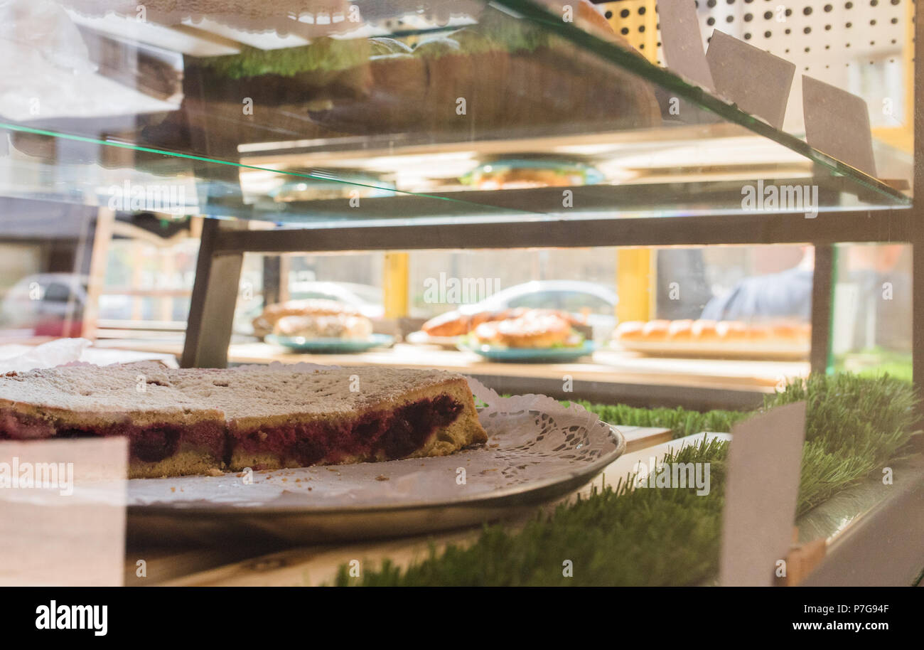 Panetteria con panini, torte e pasticcini in una panetteria del display in Windows Foto Stock