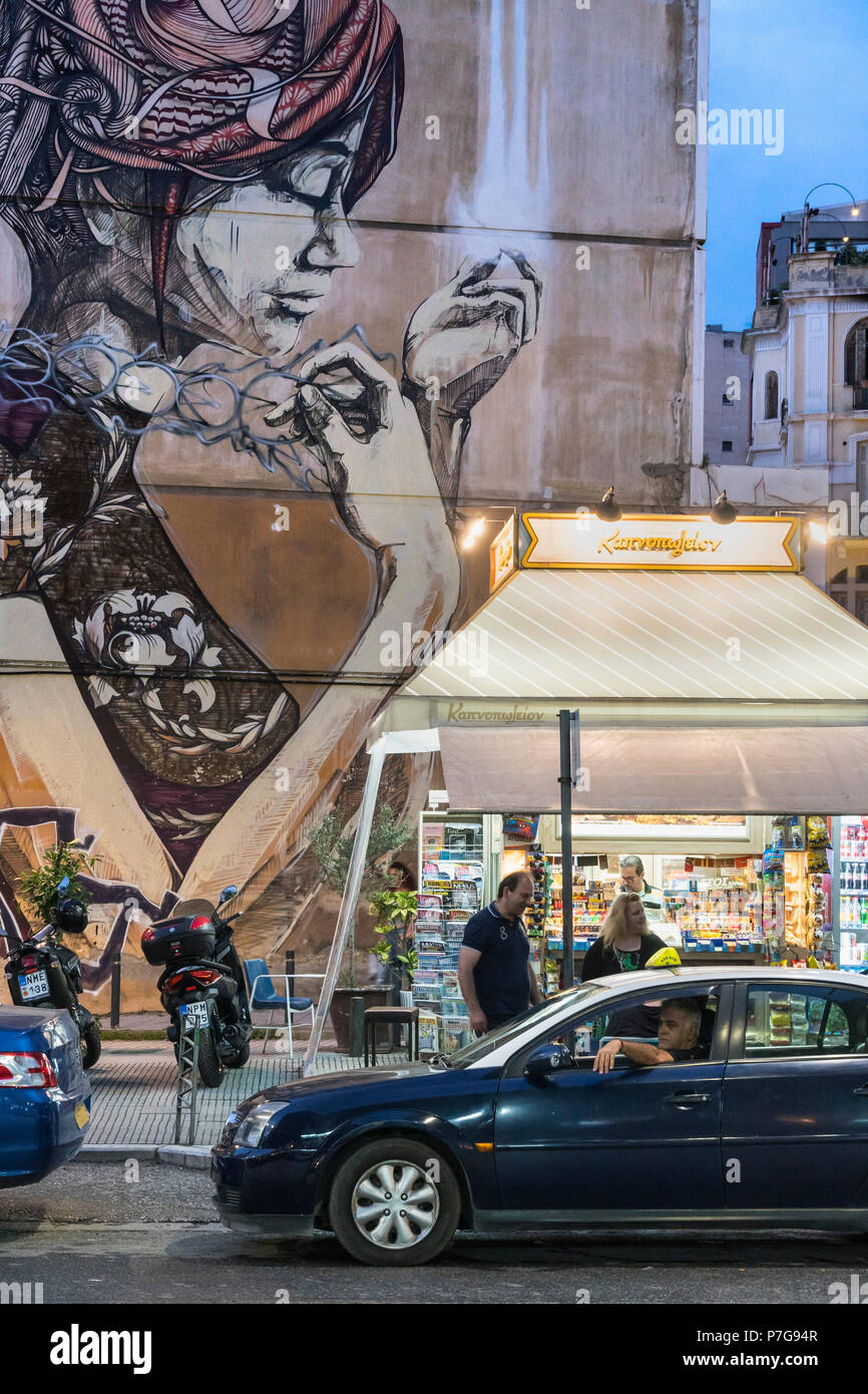 Arte di strada e la vita notturna nel popolare quartiere Ladadika di Salonicco, Macedonia, Grecia settentrionale Foto Stock
