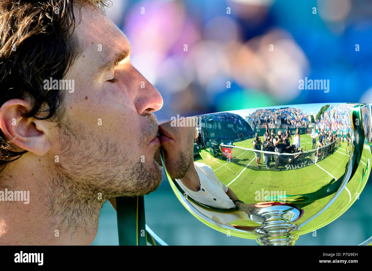 Mischa Zverev (GER) con il trofeo dopo aver vinto la finale della Valle di natura internazionale, Eastbourne 30 Giugno 2018. Fotografi riflessa in Foto Stock