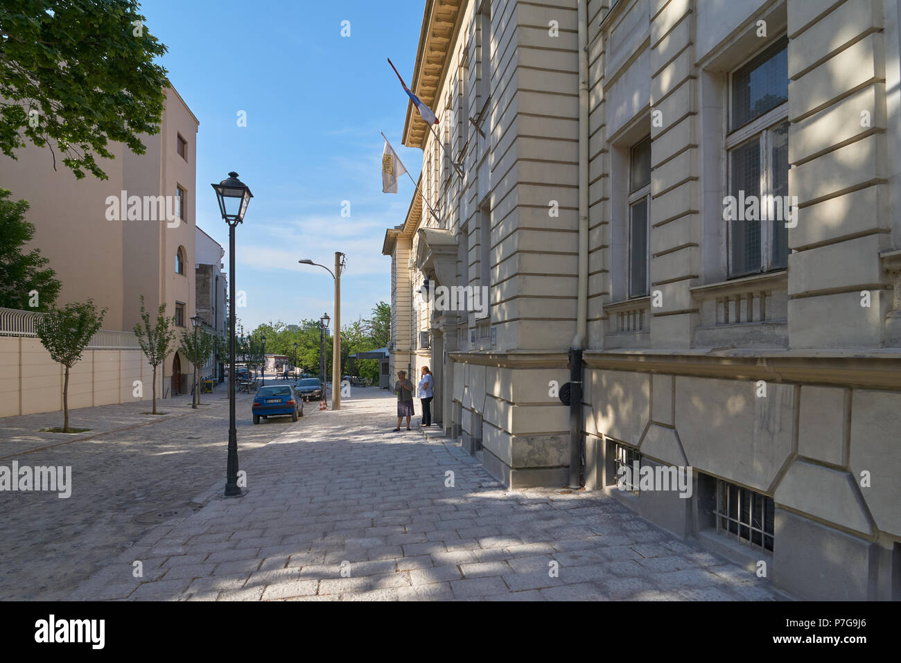 Belgrado, Serbia - Maggio 03, 2018: vista la mattina su Kosancicev venac street con belle vecchie case su di esso. Due donne di mezza età di fumare all'esterno. Foto Stock