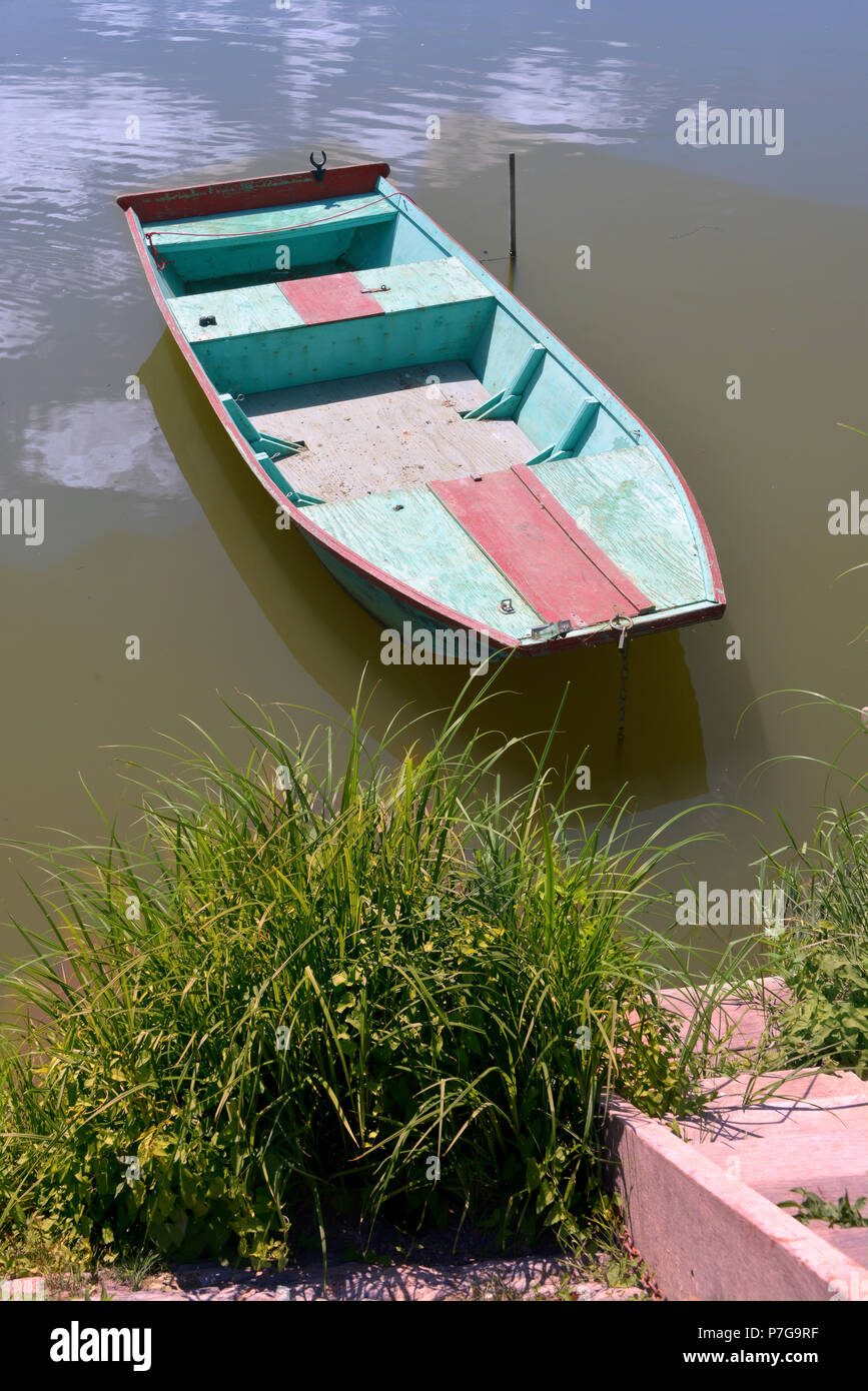 Piccola barca sul fiume della Sarthe in Francia Foto Stock