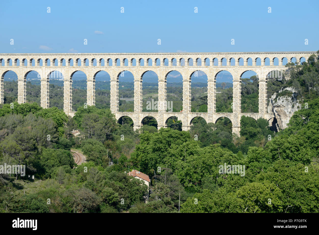 Acquedotto Roquefavor, costruito nel 1847 come parte del Canal de Marseille, Ventabren vicino a Aix-en-Provence Provence Francia Foto Stock