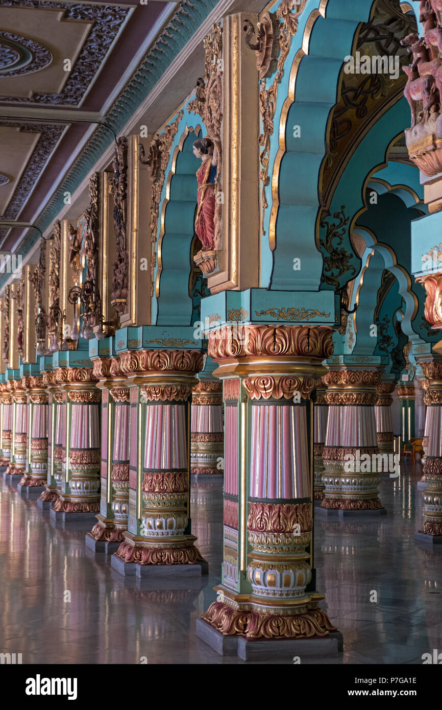 Mysuru, India - 2 Marzo 2018: Colonne in platea corridoio all'interno del Palazzo Reale, chiamato anche il Palazzo Ambavilas Foto Stock