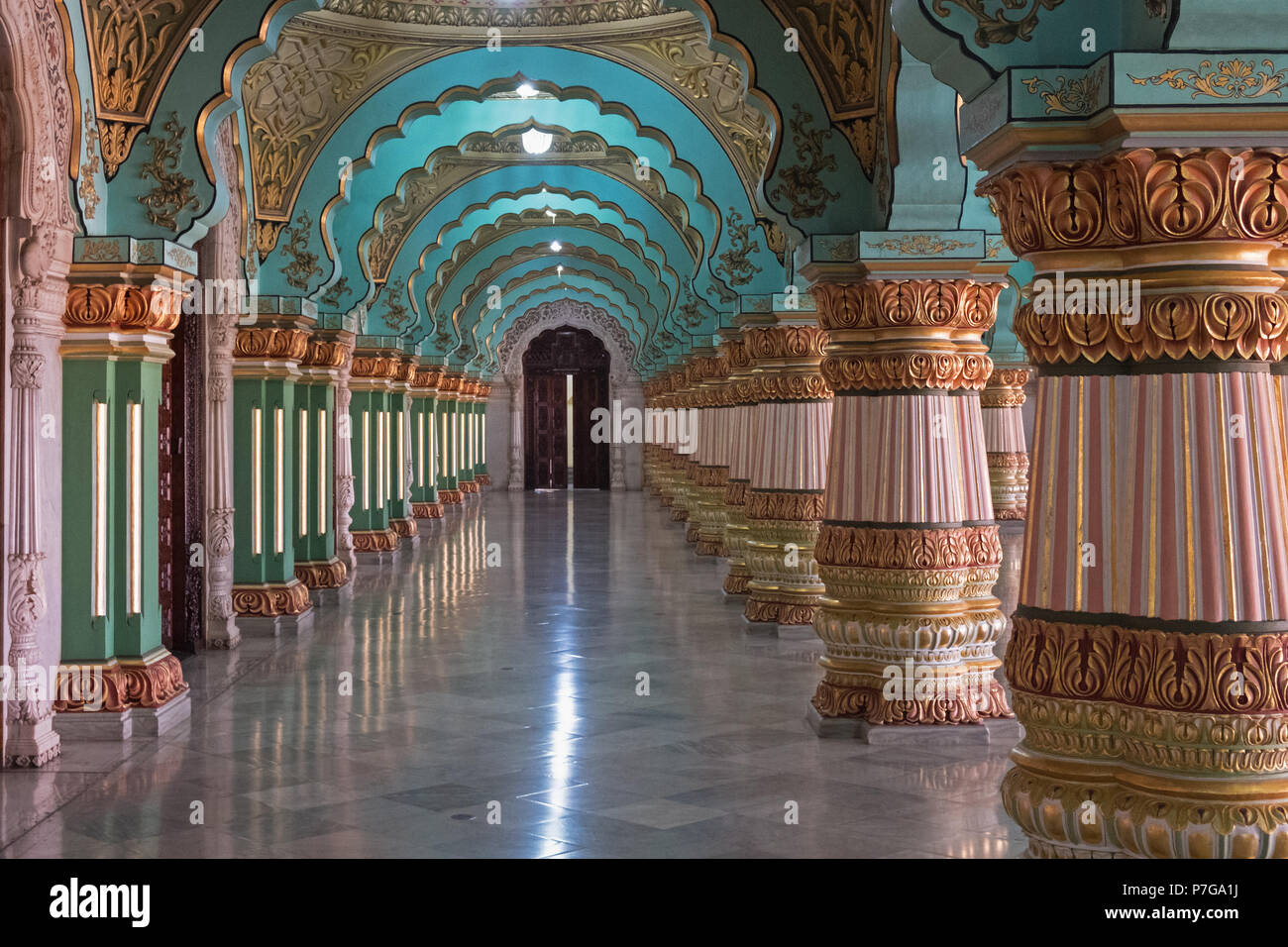 Mysuru, India - 2 Marzo 2018: Colonne in platea corridoio all'interno del Palazzo Reale, chiamato anche il Palazzo Ambavilas Foto Stock