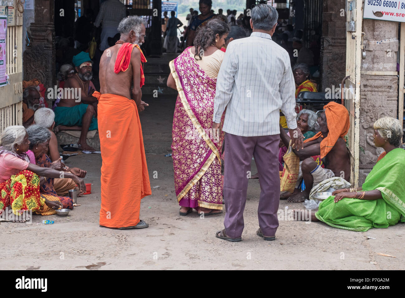 Trichy, India - 14 Marzo 2018: mendicanti fodera l ingresso del Amma Mandapa ghats sul fiume Kaveri, altamente luogo propizio per gli Indù Foto Stock