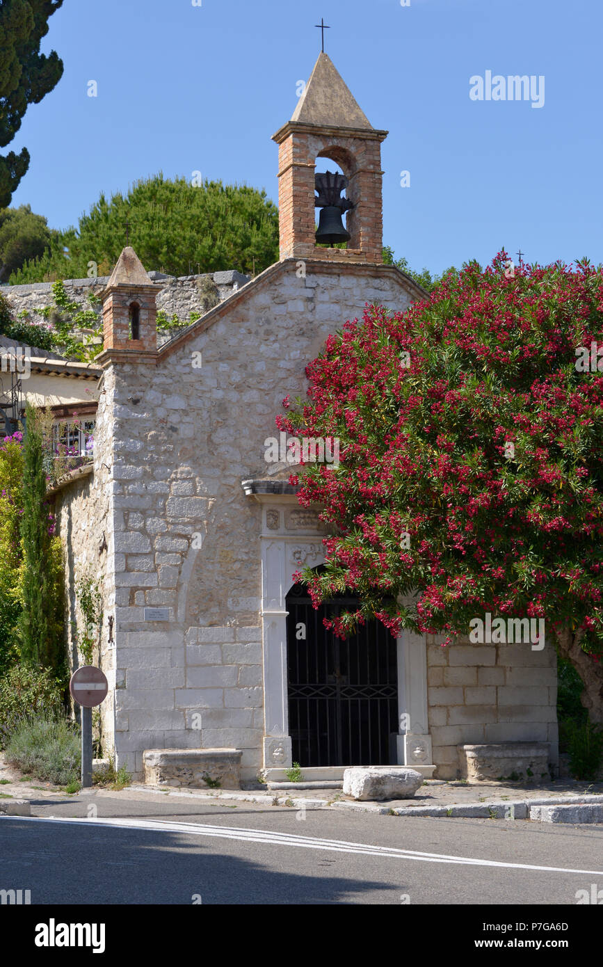 Cappella Sainte Claire di San Paolo di Vence nel sud-est della Francia con red oleander fiore in primo piano. Regione Provence, dipartimento Alpes Marit Foto Stock