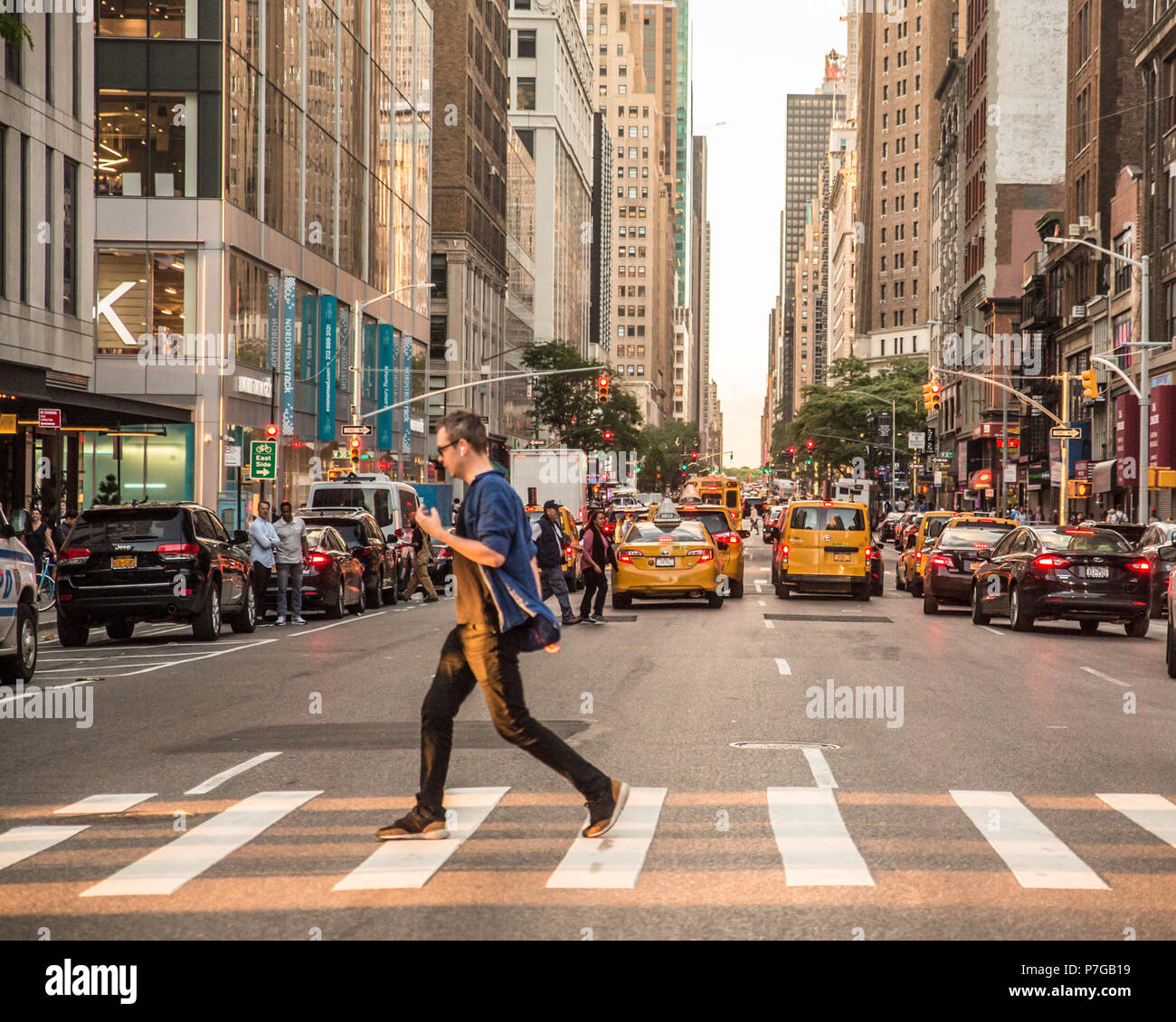 NEW YORK CITY - Giugno 16, 2018: Vista di midtown Manhattan a intersezione con auto, taxi e le persone in una tipica giornata di lavoro. Foto Stock