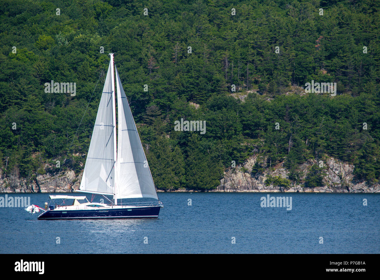 Barca a vela in barca a vela nella Baia di Willsboro NY Foto Stock