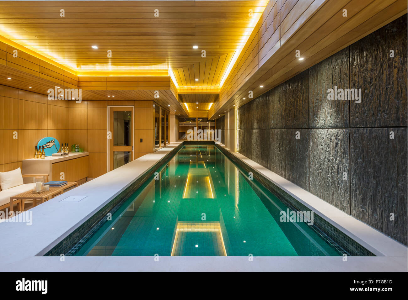 Moderna piscina interna Foto Stock