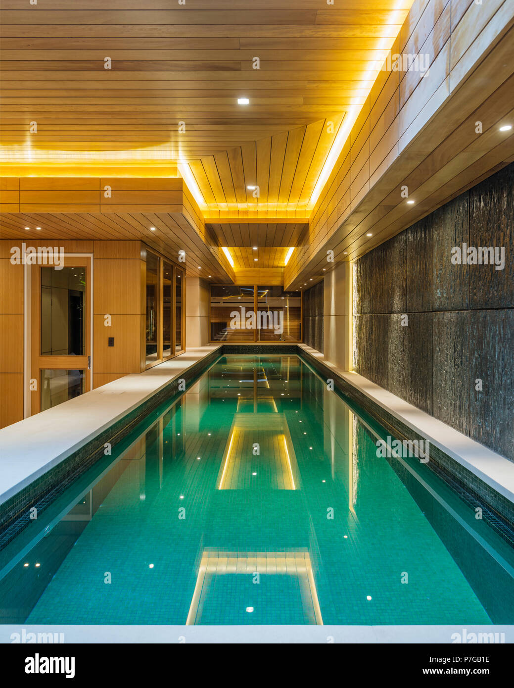 Moderna piscina interna Foto Stock