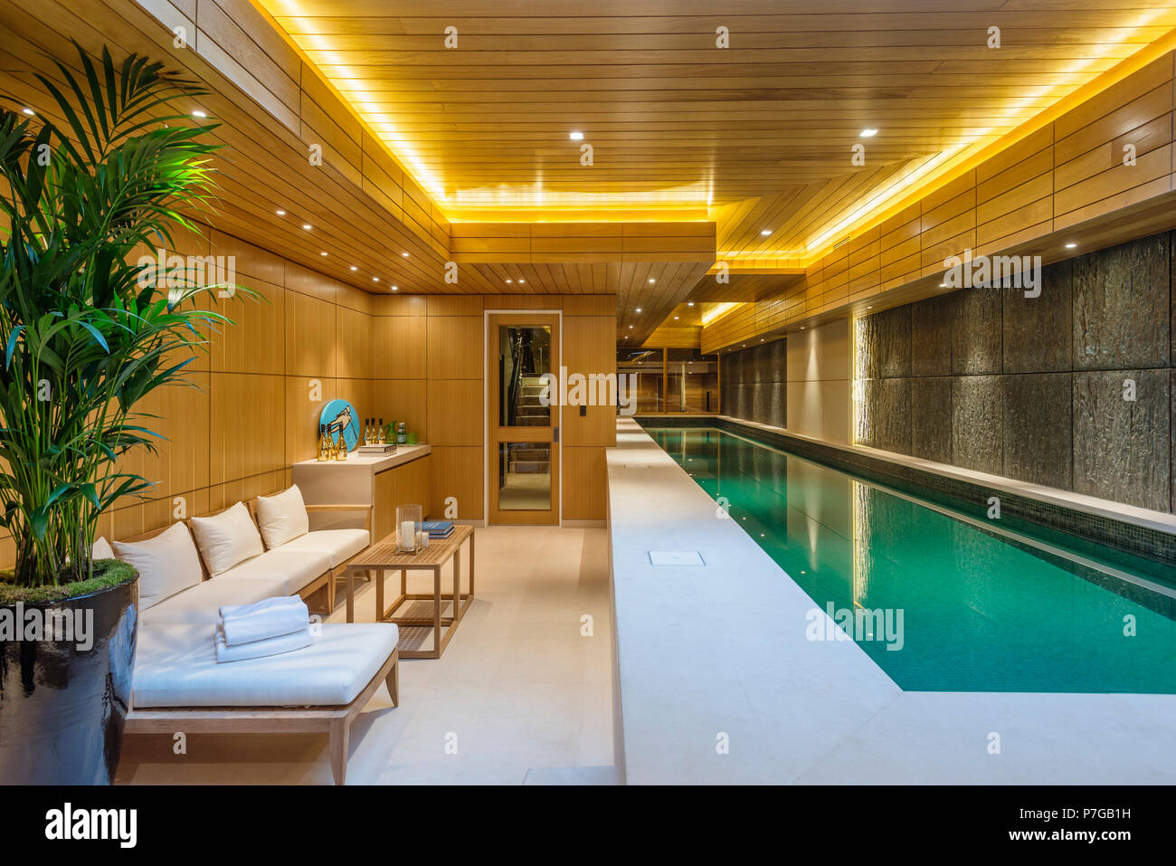 Moderna piscina interna Foto Stock