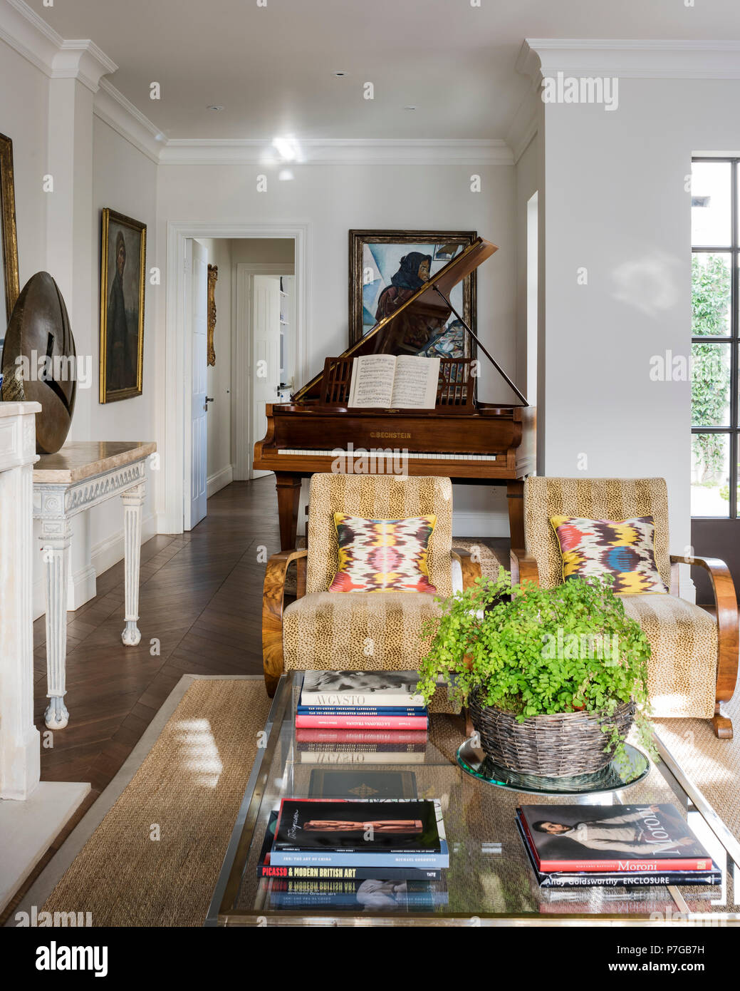 Moderne poltrone in salotto Foto Stock