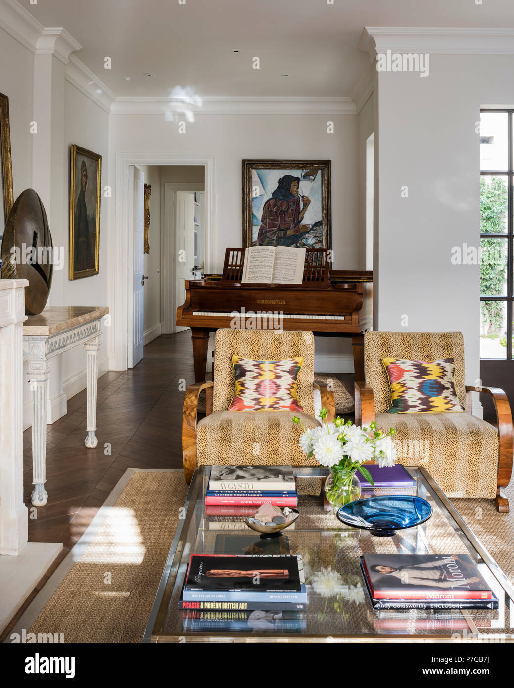 Moderne poltrone in salotto Foto Stock