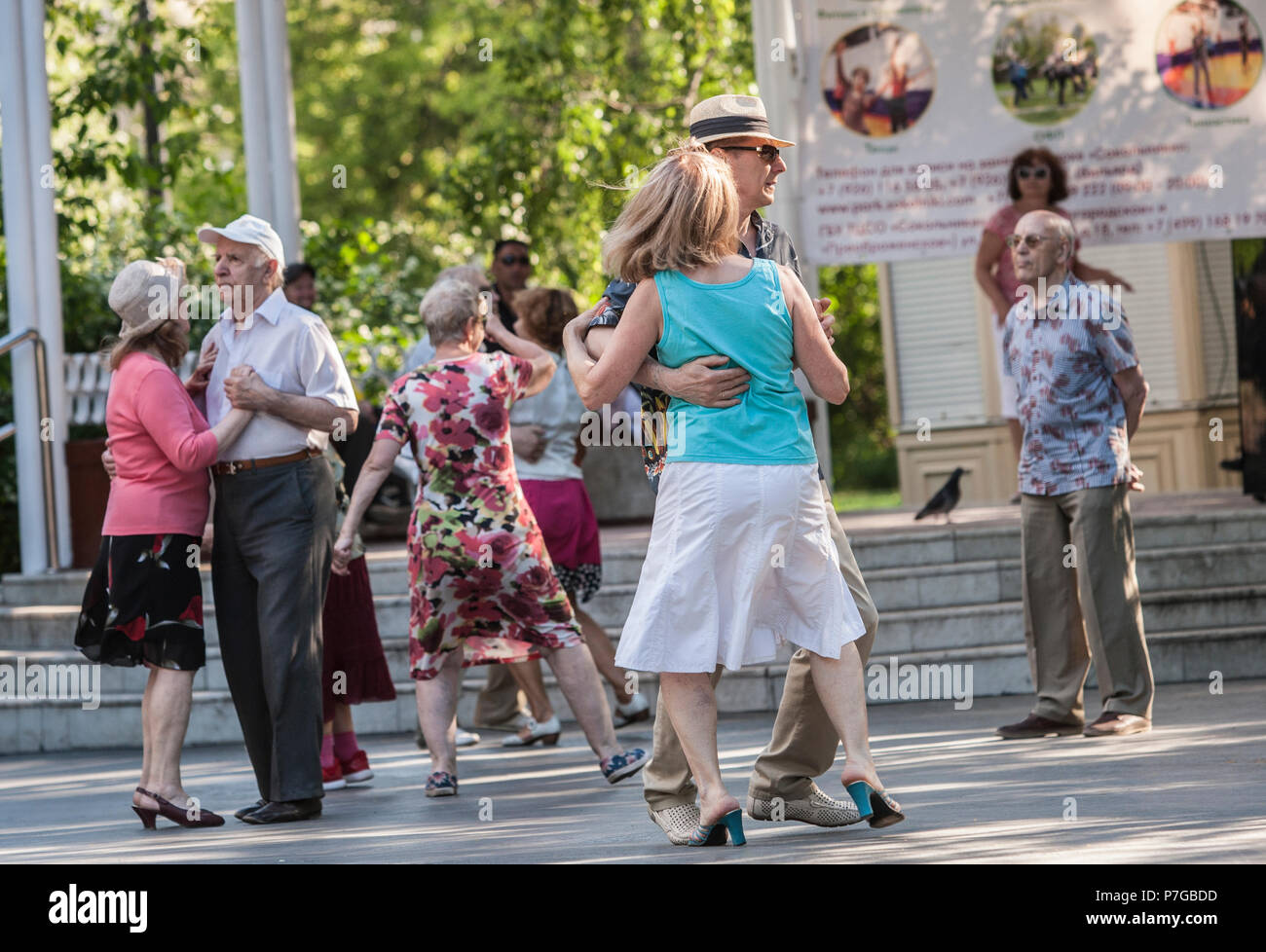 Le persone anziane in ballo nel parco Sokolniki a Mosca, in Russia. Molti parchi di Mosca hanno un luogo dove i pensionati e gli altri si possono incontrare e di danza. Foto Stock