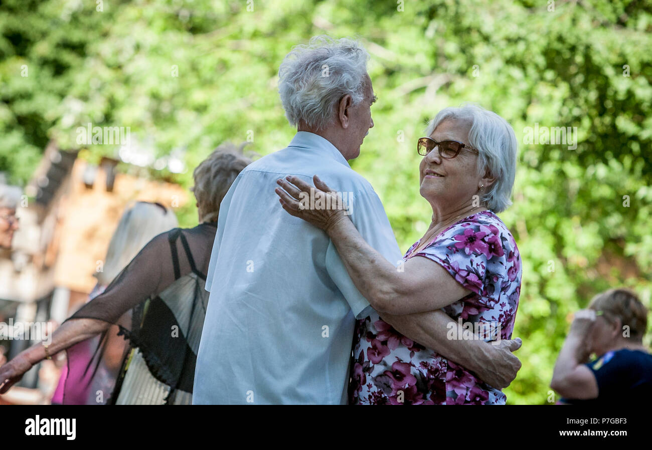 Le persone anziane in ballo nel parco Sokolniki a Mosca, in Russia. Molti parchi di Mosca hanno un luogo dove i pensionati e gli altri si possono incontrare e di danza. Foto Stock