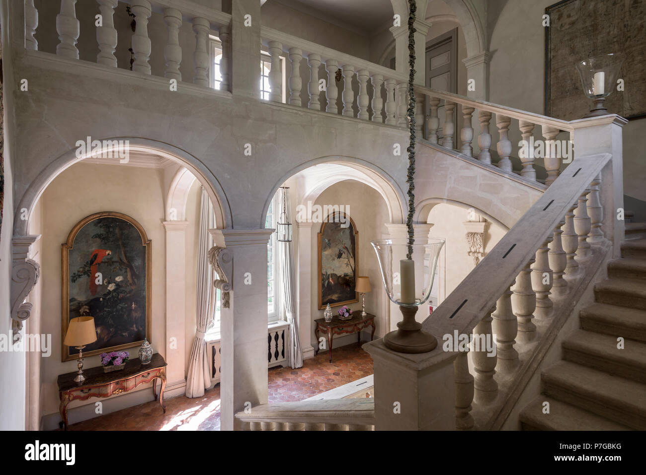 Scala balusrade nella hall di entrata del XVIII secolo chateaux, Saint Remy de Provence Foto Stock
