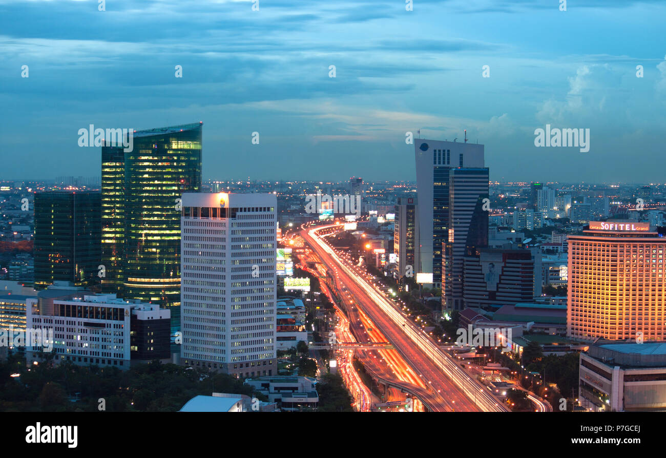 Bangkok in Thailandia - 11 Giugno 2010 : il paesaggio della città di Bangkok al crepuscolo del tempo con il traffico stradale. Foto Stock