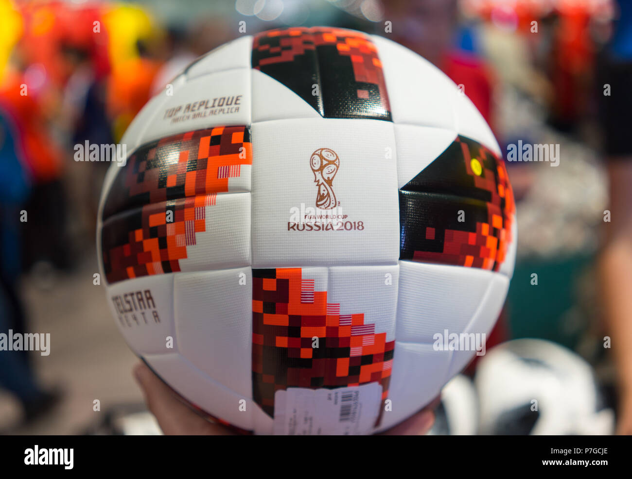 2 luglio 2018 Mosca, Russia la palla ufficiale per la Coppa del Mondo FIFA  2018 calcio giochi di spareggio Adidas Telstar Mechta Foto stock - Alamy