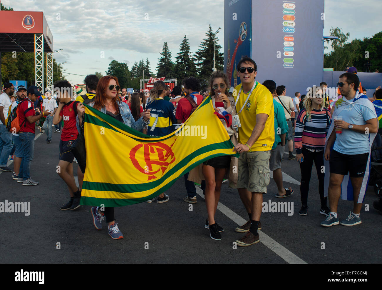 2 luglio 2018 Mosca, Russia. I fan della nazionale brasiliana presso il FIFA fan festival nella zona della ventola della Coppa del Mondo FIFA 2018 in Vorob'evy Foto Stock