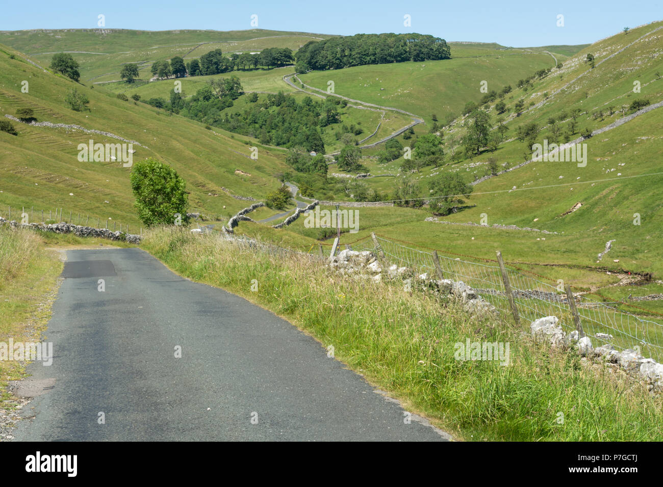 Strada al di sopra della camma Gill road a Coverdale nel Yorkshire Dales Foto Stock