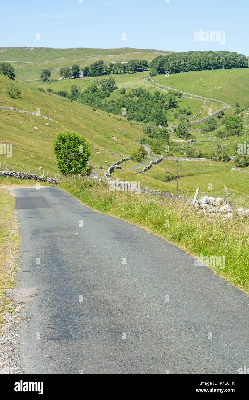 Strada al di sopra della camma Gill road a Coverdale nel Yorkshire Dales Foto Stock