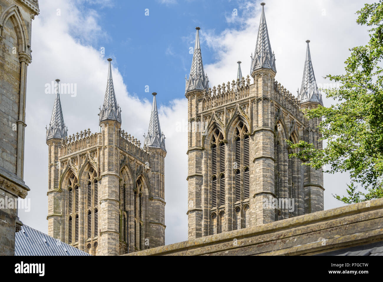 Le Twin towers all'estremità ovest della cattedrale medievale, Lincoln, Inghilterra. Foto Stock
