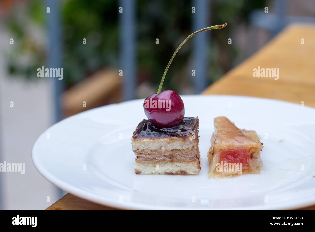 Tradizionali bulgare dolci - rose baklava e torta con cherry Foto Stock