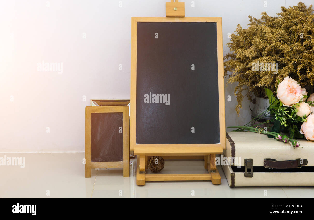 Display di testo mock up del vuoto o lavagna Lavagna sul muro bianco e oggetti vintage. Foto Stock