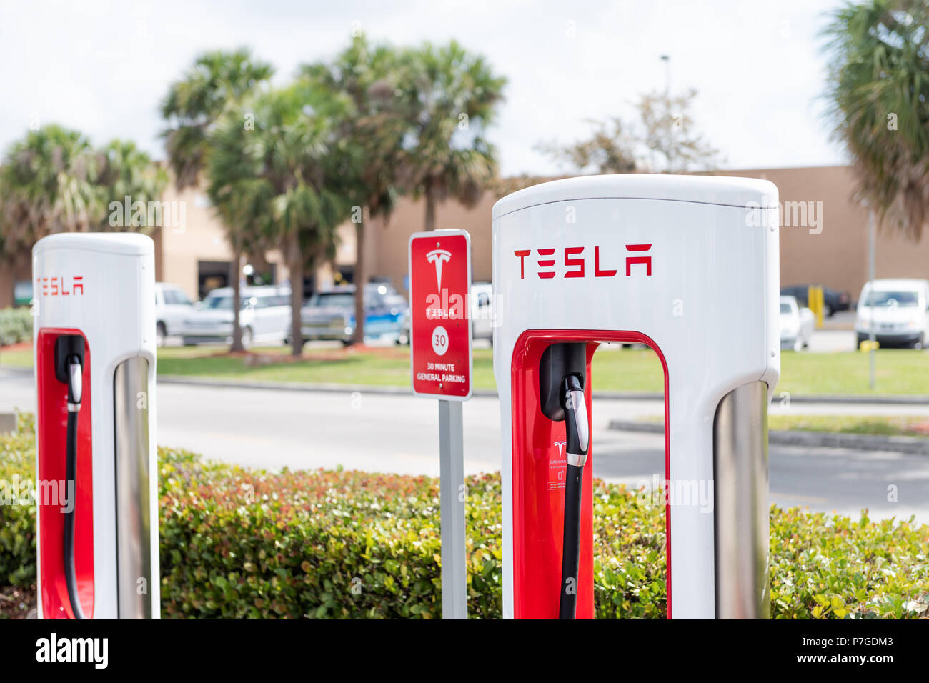 Homestead, Stati Uniti d'America - 2 Maggio 2018: primo piano della Tesla Super ricarica auto elettrica stazione nel centro commerciale per lo shopping con nessuno Foto Stock