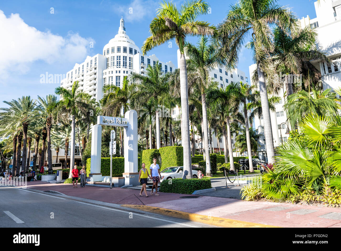 Miami Beach, Stati Uniti d'America - 5 Maggio 2018: Royal Palm Hotel, Resort, Spa su Collins Avenue vicino a Ocean Drive Art Deco district sulla giornata di sole, la gente che camminava sul sid Foto Stock