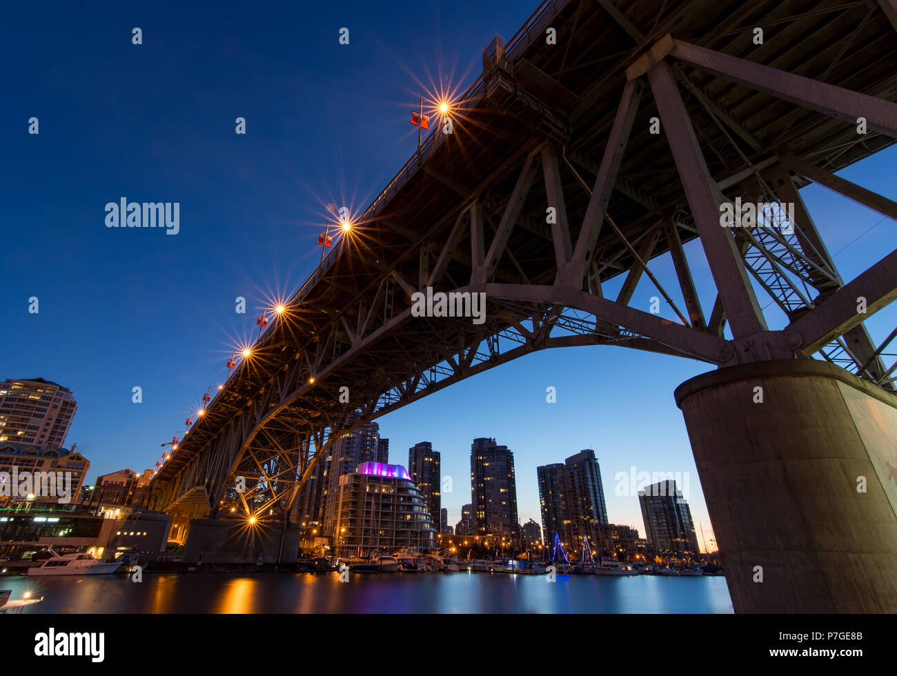 Granville Island Bridge in Vancouver da sotto di una chiara notte Foto Stock