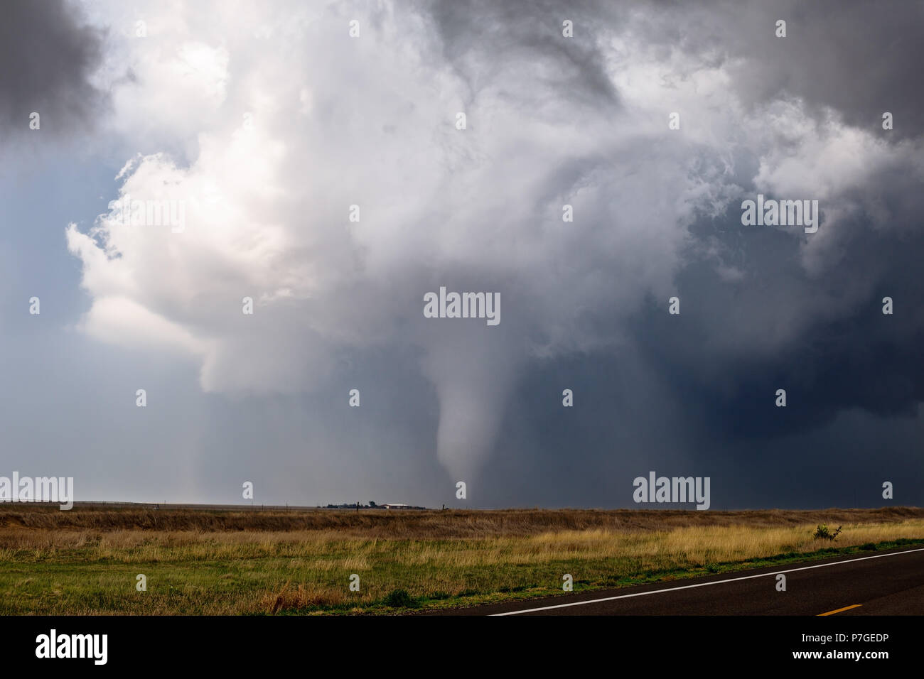 Tornado e la tempesta delle supercelle a Ensign, Kansas, USA Foto Stock