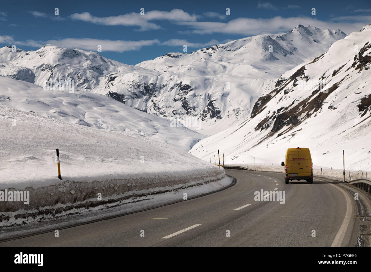 DHL-Transporter sul Passo dello Julier in Svizzera Foto Stock