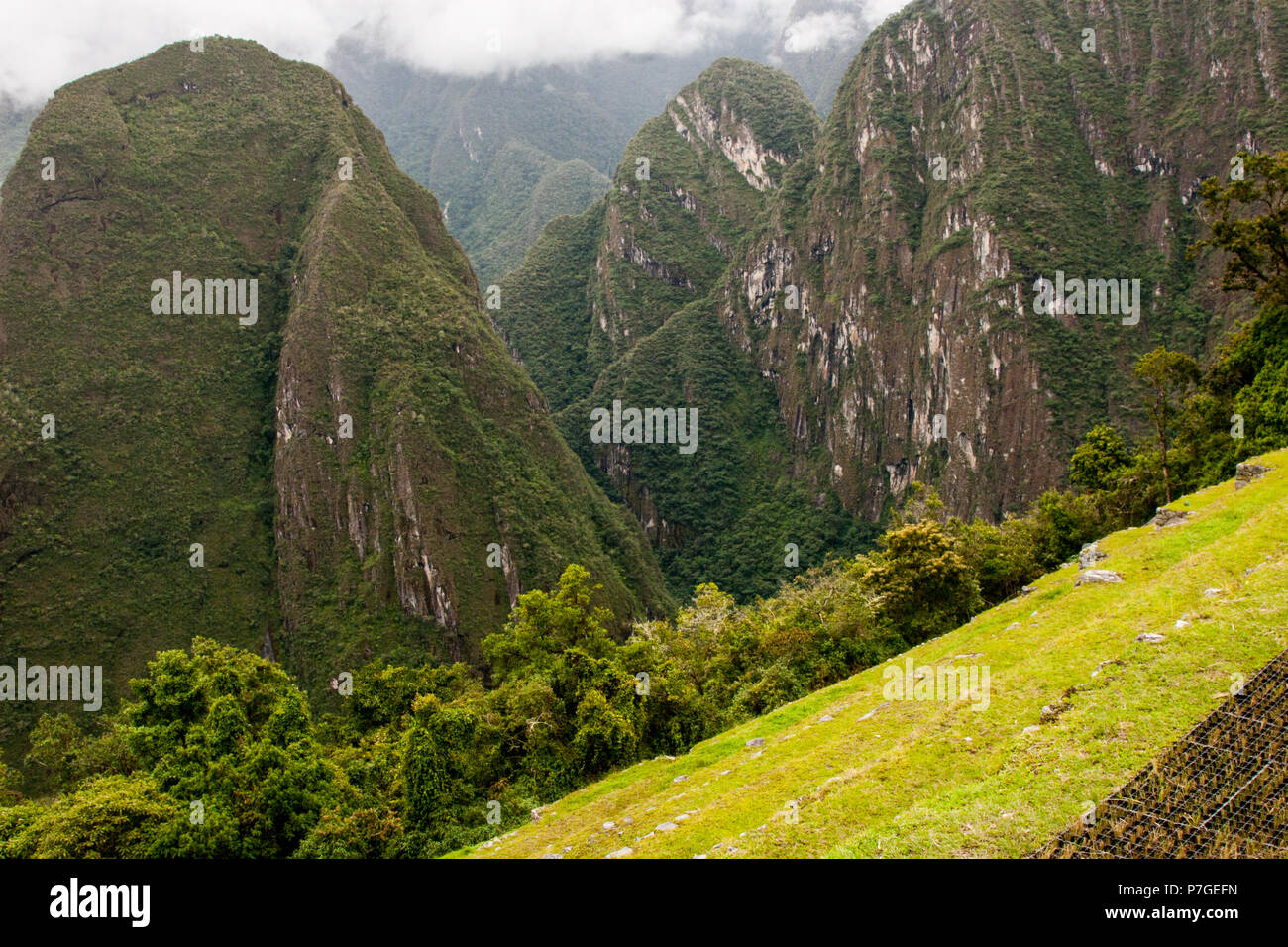 A valle delle Ande montagne da un terrazzo di allevamento a Machu Picchu città perduta. Il Perù. N. persone. Foto Stock