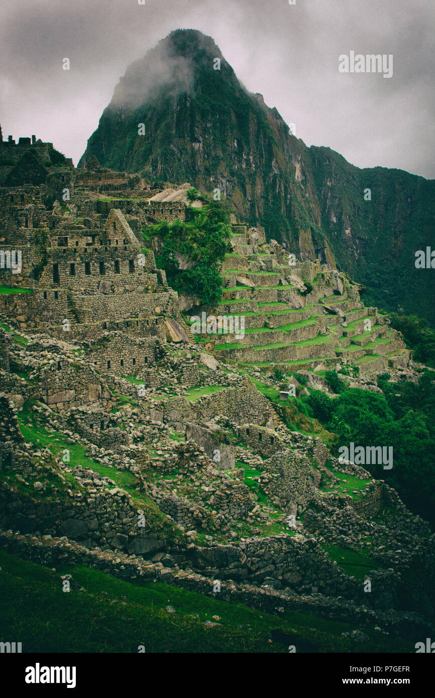 Vista verticale del Machu Picchu antica città perduta nelle Ande natura. UNESCO - Sito Patrimonio dell'umanità. Il Perù. Sud America. N. persone. Foto Stock