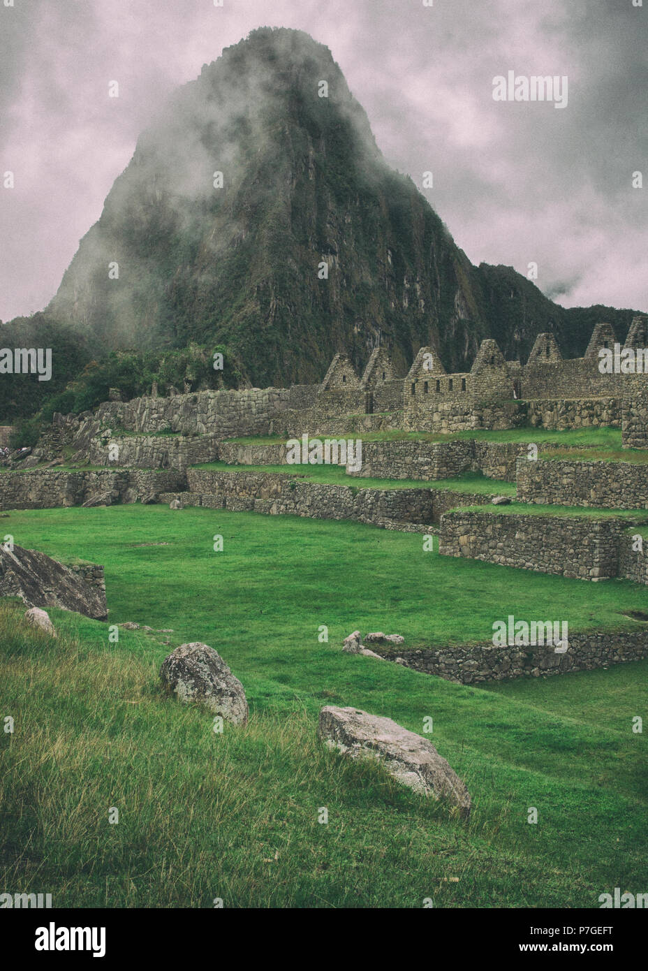 La giornata inizia con la nebbia intensa in aria in Machu Picchu. Lo storico sito archeologico in una misteriosa atmosfera. Bella immagine di sfondo. Foto Stock